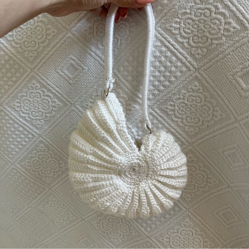 Small White Shell-Shaped Bag - Picture 4 of 5
